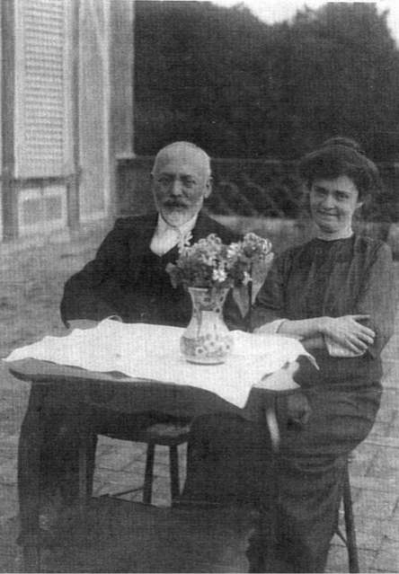 Anna e Angelo Celli sul terrazzo di Villa Rasponi.png